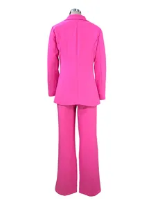 Dettaglio posteriore di un completo da ufficio rosa fucsia con blazer e pantaloni