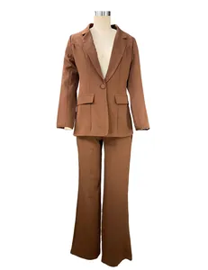 Completo professionale marrone da donna con blazer e pantaloni lunghi su manichino