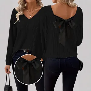 Jersey de punto negro para mujer con cuello de pico y gran lazo de satén en la espalda