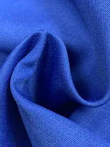 Dettaglio ravvicinato della trama del tessuto blu di qualità per tailleur autunno