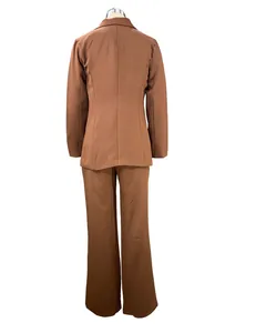 Vista posteriore completa di un completo professionale marrone con blazer e pantaloni