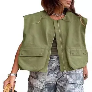 Dettaglio gilet senza maniche verde oliva con tasche e cerniera lampo frontale