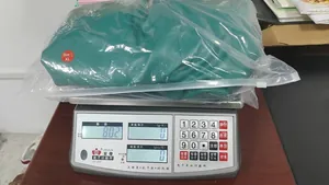 Grüne PU-Leder-Bikerjacke in Größe 2XL auf einer Digitalwaage mit 802 Gramm Gewicht