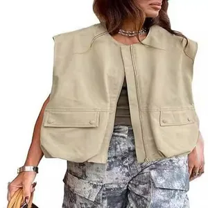 Vista dettagliata del gilet kaki oversize da donna con cerniera lampo e tasche