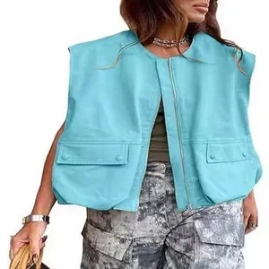 Gilet senza maniche oversize azzurro alla moda con ampie tasche frontali e cerniera lampo
