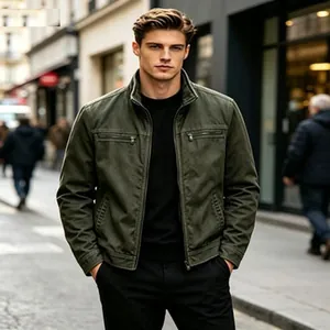 Detailansicht einer olivgrünen Herren-Retro-Arbeitsjacke mit Stehkragen und Reißverschluss