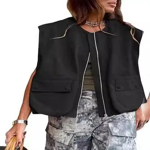 Primo piano di un gilet nero senza maniche da donna con cerniera e tasche ampie