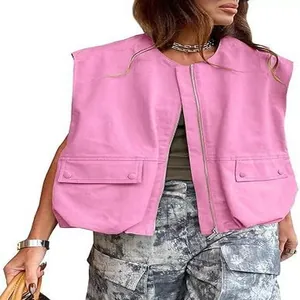 Dettaglio del gilet rosa senza maniche con ampie tasche a patta e cerniera argentata.