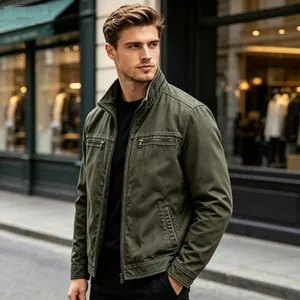 Stilvolle olivgrüne Vintage-Herrenjacke im Cargo-Stil mit Stehkragen und Reißverschluss.