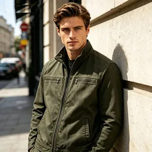Detailaufnahme einer olivgrünen Herren-Vintage-Utility-Jacke im urbanen Stil.