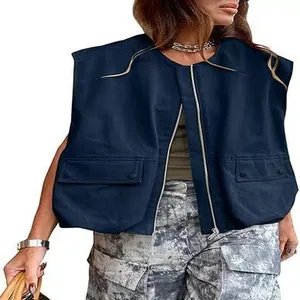 Dettaglio ravvicinato del gilet blu scuro senza maniche da donna con cerniera lampo