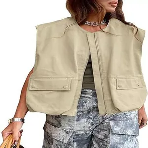 Vista dettagliata del gilet multitasche kaki senza maniche da donna con cerniera anteriore