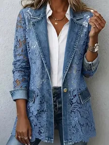 Blazer in denim media lunghezza da donna con maniche e corpo in pizzo floreale traforato.