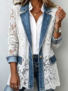 Dettaglio in primo piano di un blazer in pizzo bianco con eleganti risvolti in denim blu