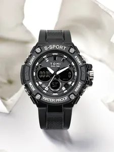 Gros plan d'une montre de sport noire pour hommes avec double affichage tactique.