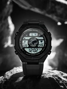 Vue macro détaillée d'une montre de sport numérique noire avec écrans de fonction