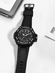 Gros plan d'une montre de sport noire pour homme avec double affichage étanche.