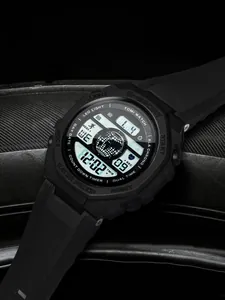 Vue détaillée d'une montre de sport numérique noire avec un affichage LED multifonction.