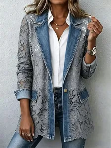 Dettaglio del blazer patchwork in denim e pizzo floreale con chiusura a un bottone