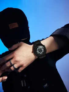 Montre de sport numérique noire pour homme avec affichage LED et bracelet caoutchouc