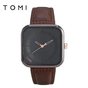 Montre à quartz carrée minimaliste avec bracelet en cuir marron et aiguilles en or rose.