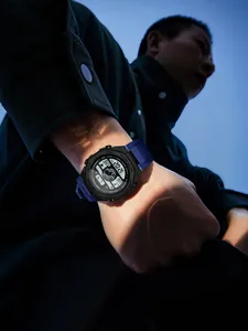 Vue détaillée de la montre de sport numérique à bracelet bleu avec fonctions d'écran LED