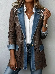Dettaglio di un blazer da donna in denim e pizzo floreale marrone con bottone singolo.