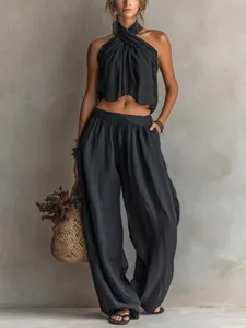 Vue détaillée de l'ensemble haut dos nu sans manches noir et pantalon large fluide