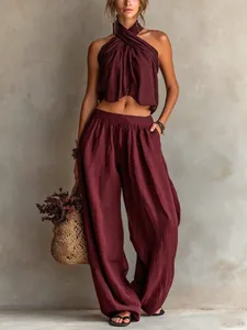 Haut bordeaux à licou et pantalon large fluide, ensemble de vacances élégant pour femme