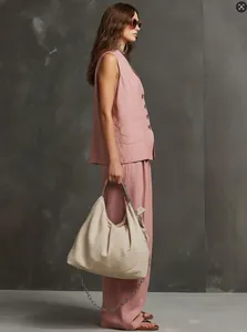 Modisches Set aus staubrosa Leinenweste und weitem Bein an einem Model präsentiert