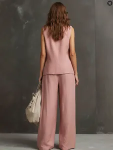Rückansicht eines schicken rosa Leinen-Sets mit ärmelloser Weste und weiter Hose.