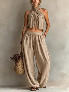 Vue détaillée du haut dos nu beige et du pantalon large en lin ample pour femmes