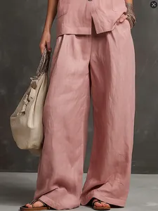 Detail einer rosa Leinen-Hose mit weitem Bein und passender Weste im lässigen Sommerstil.