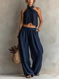 Détail d'un haut licou sans manches bleu marine et d'un pantalon large ensemble de vacances