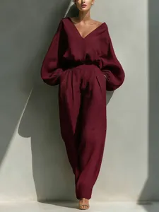 Λεπτομέρεια από oversized μπορντό λινό σετ δύο τεμαχίων με πουκάμισο και παντελόνι