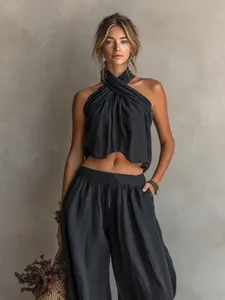 Détail d'un ensemble bohème noir deux pièces avec haut dos nu et pantalon large.