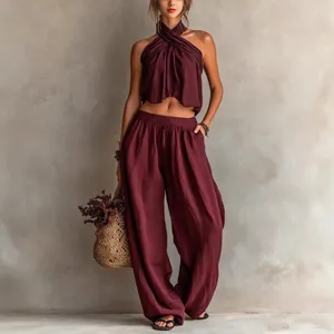Chic ensemble d'été bordeaux avec haut licou sans manches et pantalon large pour femmes