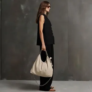 Completo estivo in lino minimalista con gilet senza maniche e pantaloni a gamba larga