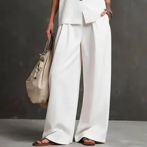 Elegante completo estivo in lino con gilet senza maniche e pantaloni a gamba larga.