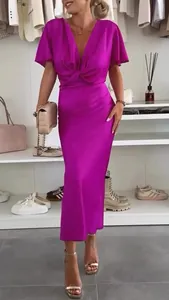 Elegante abito in raso fucsia con scollo a V e nodo in vita indossato da modella