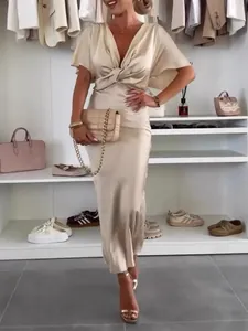 Elegante abito midi in raso champagne con scollo a V sexy e dettaglio incrociato.