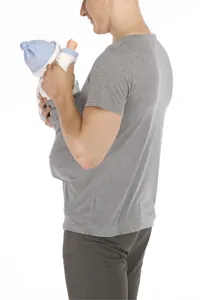 T-shirt per papà canguro con tasca marsupio integrata per calmare il proprio neonato