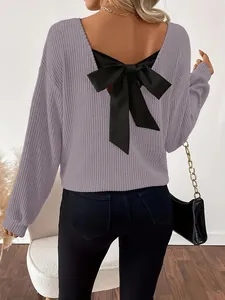 Vista detallada trasera de un jersey de punto lila con cuello en V y gran lazo de satén
