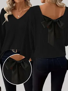 Elegante suéter negro con cuello en V para mujer con un lazo grande en la espalda abierta