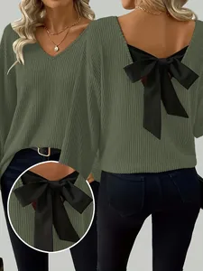Suéter de punto verde oliva informal con cuello en V y elegante lazo negro en la espalda