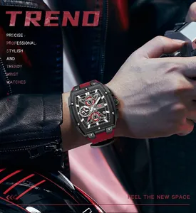 Primer plano del reloj deportivo MINI FOCUS en forma de tonel con correa roja en la muñeca