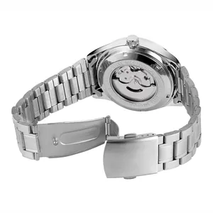 Detailansicht einer automatischen mechanischen Uhr mit Sichtboden und Stahlband