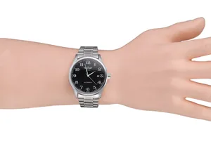 Detailansicht der automatischen T-WINNER Herrenuhr mit Stahlarmband am Handgelenk.