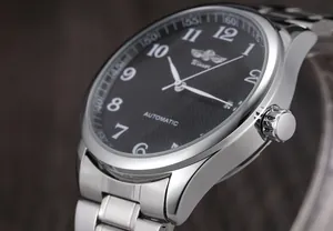 Makroansicht einer automatischen Herrenarmbanduhr mit poliertem Edelstahlgehäuse