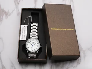 Detailansicht der automatischen mechanischen T-Winner-Uhr mit Stahlband in einer Box.